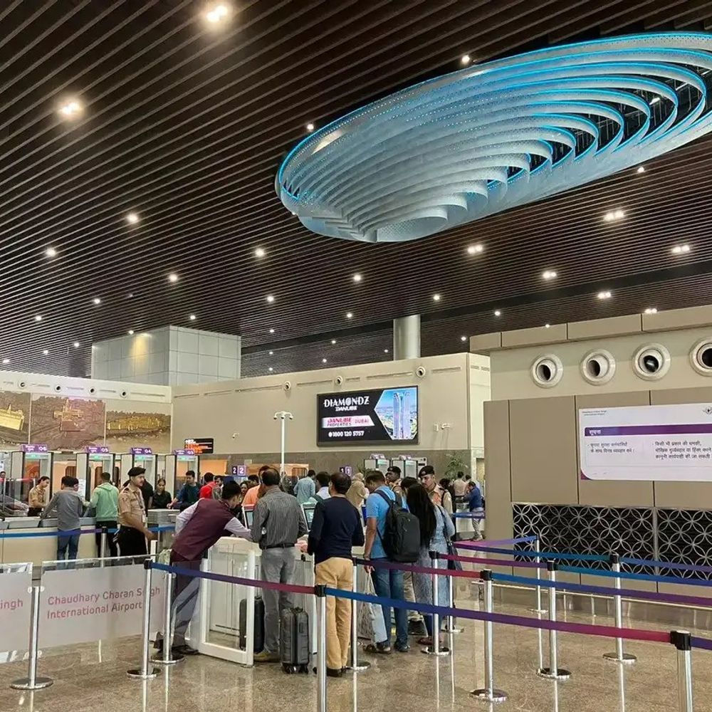 लखनऊ एयरपोर्ट से खाड़ी देशों की आठ उड़ानें रद्द:450 से अधिक टिकट रद्द, एयरलाइनों ने दिया रिफंड