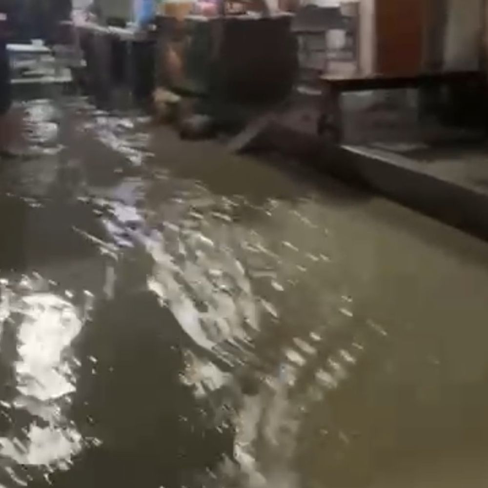 लखनऊ के ऐशबाग में पाइपलाइन टूटी:पानी आपूर्ती हुई बाधित, सड़क पर जलभराव, तिलकनगर में शनिवार को भी नहीं आएगा पानी