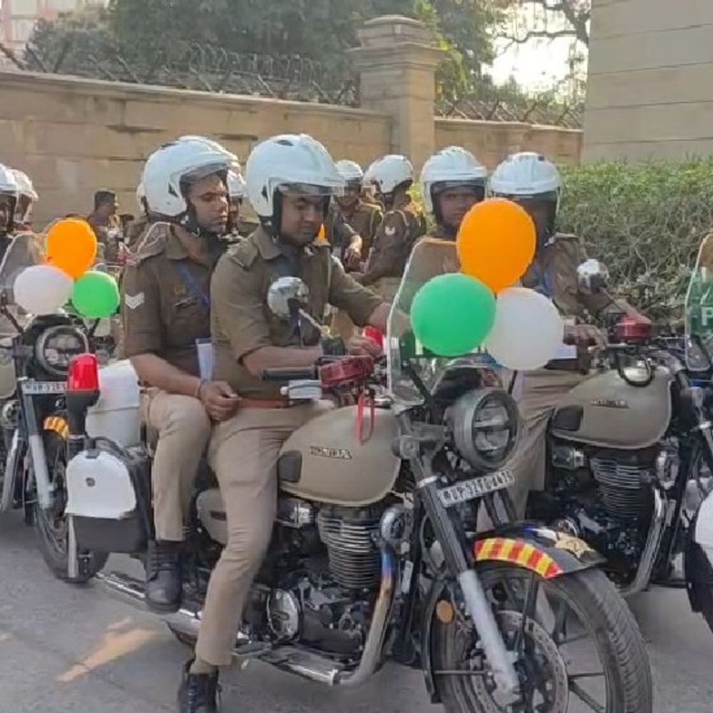 मुख्यमंत्री योगी ने 50 क्यूआरटी वाहनों को दिखाई हरी झंडी:लोक भवन से किया शुभारंभ; कहा- 2017 के बाद यूपी को दंगा-कर्फ्यू वाले राज्य से ‘सेफ यूपी’ बनाया