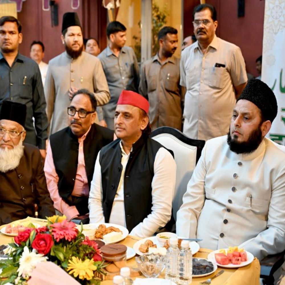 रोजा इफ्तार गंगा-जमुनी तहजीब की पहचान: अखिलेश यादव:माइनॉरिटी डेवलपमेंट फोरम में पहुंचे सपा प्रमुख; बोले- विदेश नीति में उलझाया गया, शंकराचार्य जी को पूरा समर्थन