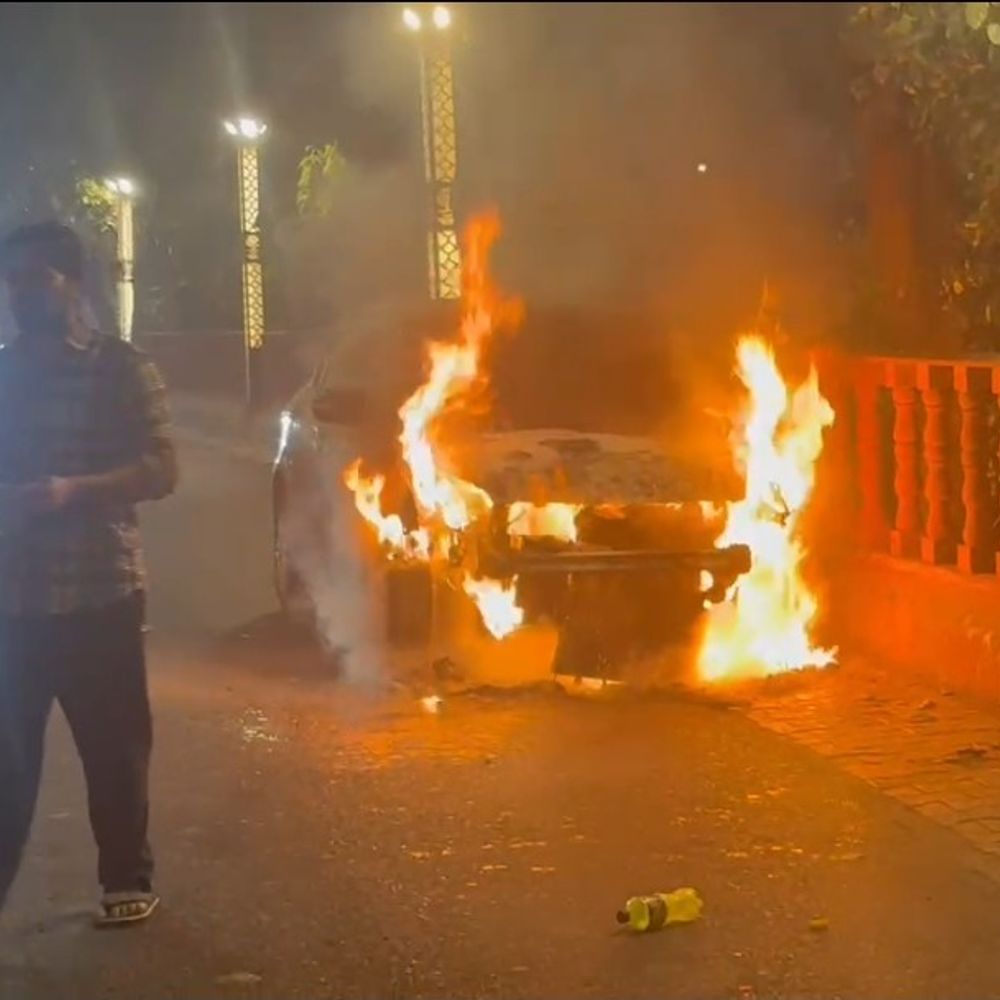 मुरादाबाद में चलती कार में लगी आग:धुंआ उठते देख युवक ने गाड़ी रोकी, भागकर बचाई जान