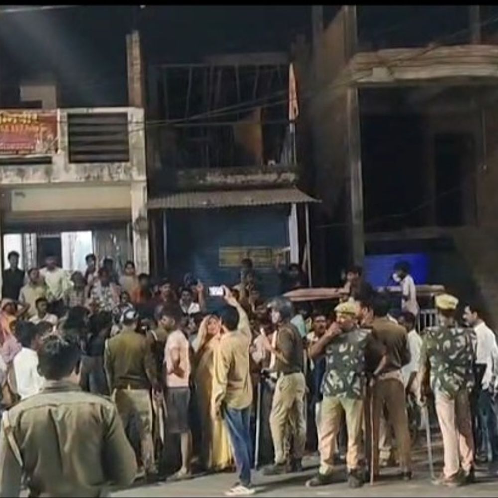 कौशांबी में दरोगा पर युवक की पिटाई का आरोप:ग्रामीणों ने पुलिस चौकी का घेराव कर हाईवे पर लगाया जाम