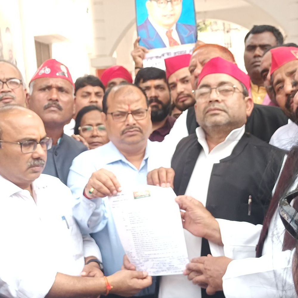 जौनपुर में अंबेडकर प्रतिमा पर कीचड़ पोता:सपाइयों ने विरोध का कलेक्ट्रेट में ज्ञापन दिया, आरोपियों की गिरफ्तारी की मांग