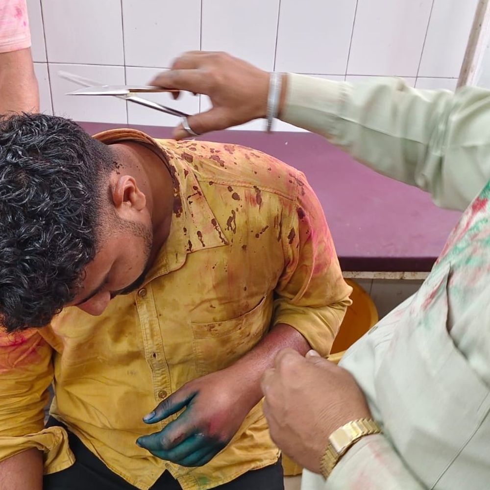 एटा में प्रधान के घर हमला, महिलाओं से छेड़छाड़:विरोध करने पर मारपीट, आधा दर्जन घायल; वीडियो भी सामने आया