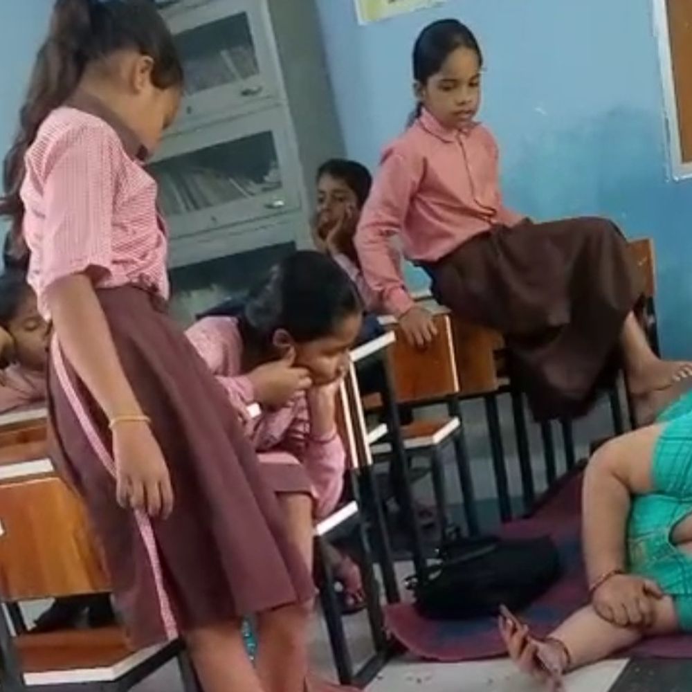 हेड मास्टर ने बच्चों से कराई मालिश,VIDEO:क्लास 2 की छात्रा से पीठ पर बेलन चलवाया, BSA ने किया सस्पेंड
