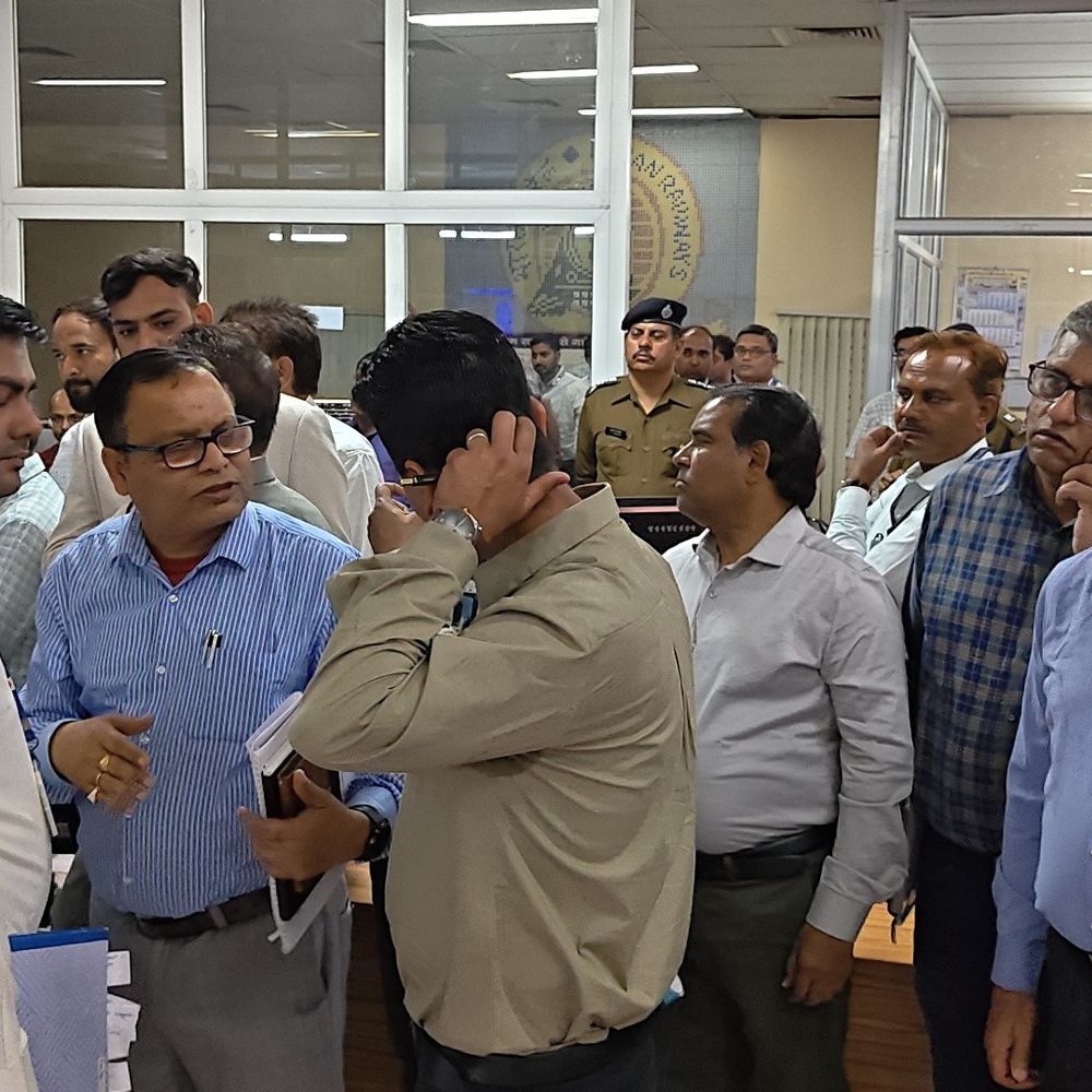 सीआरएस-डीआरएम टूंडला स्टेशन पहुंचे:कंट्रोल रूम का जायजा लिया, बोले- सुरक्षा में लापरवाही पर होगी कार्रवाई