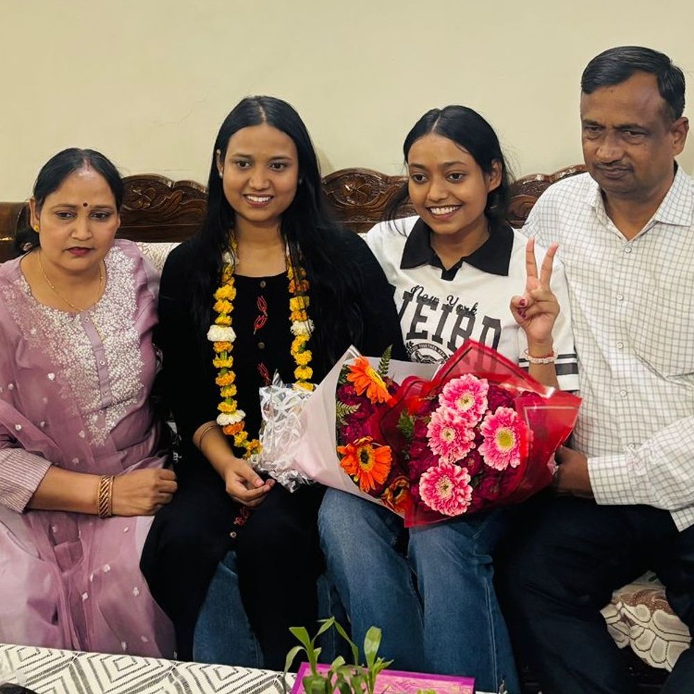 पहले प्रयास में UPSC में सेलेक्ट हुईं आगरा की तनीषा:घर में रह कर की तैयारी, 10 लाख का सालाना पैकेज छोड़ चुना सिविल सेवा का रास्ता