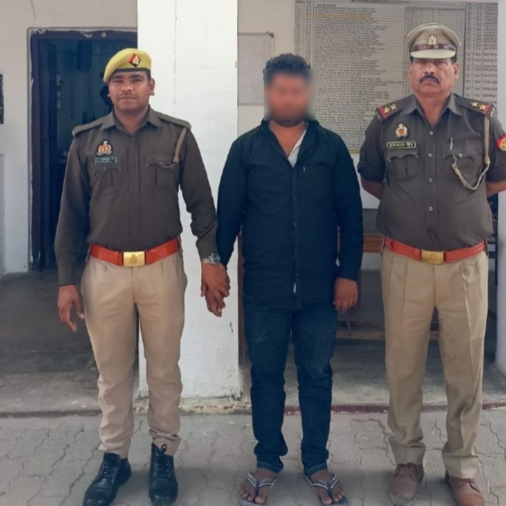 जिलाबदर अपराधी चढ़ा पुलिस के हत्थे:अमेठी में अभियुक्त पर पांच गंभीर आपराधिक मामले दर्ज