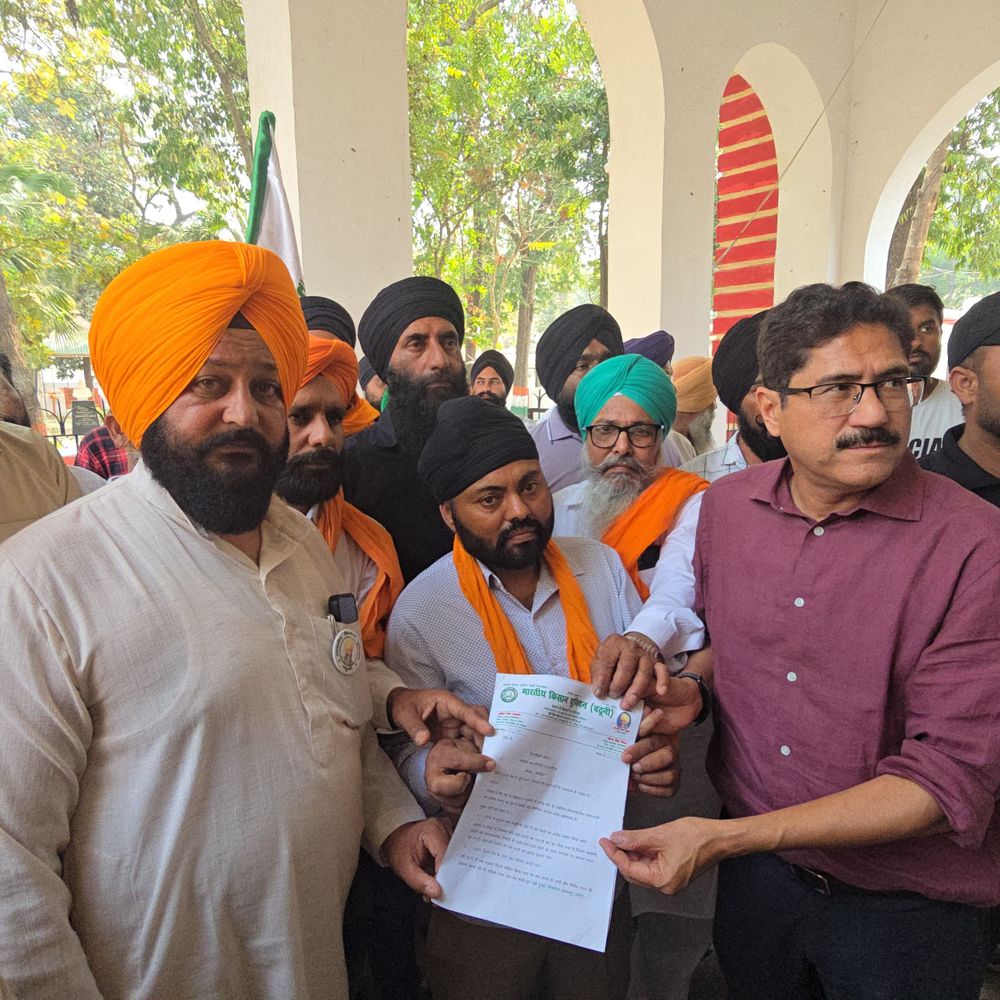 भाकियू ने जंगल के रास्ते खोलने, फेंसिंग की मांग की:पीलीभीत में किसानों ने डीएम को सौंपा ज्ञापन, डीएफओ के खिलाफ नारेबाजी