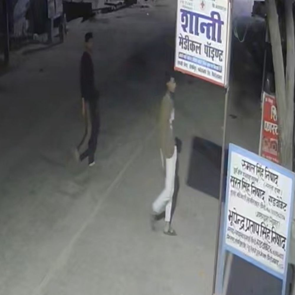 डॉक्टर के घर और दुकान में लाखों की चोरी, VIDEO:सीसीटीवी में कैद हुए चोर, बच्चों का गुल्लक तक तोड़कर ले गए