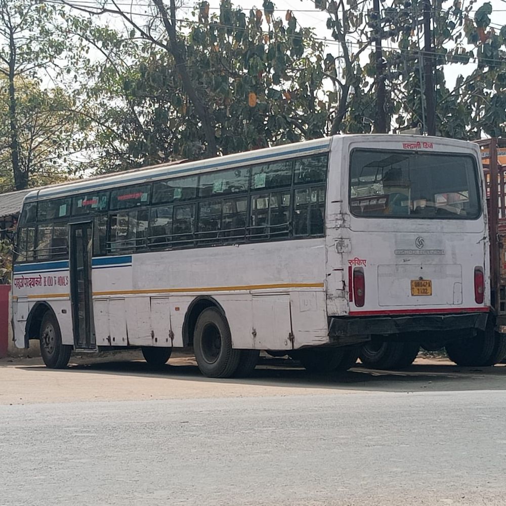 दिल्ली-नैनीताल हाईवे पर रोडवेज बस ने बाइक को मारी टक्कर:हादसे में पिता की मौत, बेटा गंभीर घायल, चालक फरार