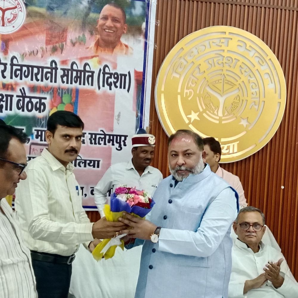 बलिया में विकास योजनाओं पर मंथन:बाढ़ प्रभावितों को आवास, सड़कों की मरम्मत और मेडिकल कॉलेज पर चर्चा