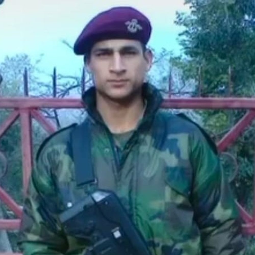 बेकाबू कार पेड़ से टकराने पर NSG कमांडो की मौत:हाथरस के सादाबाद में हुआ हादसा, तीन युवक घायल, होली खेलकर लौट रहे थे सभी