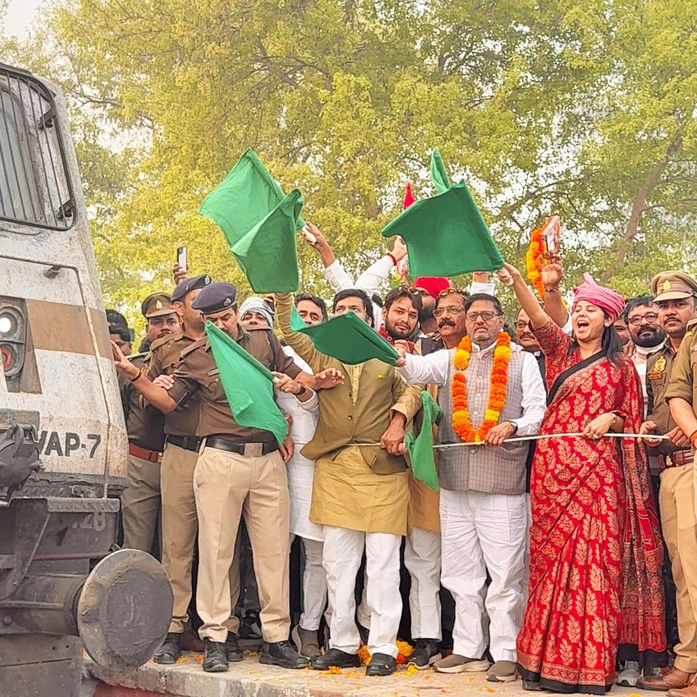 सांसद प्रिया सरोज ने सुपरफास्ट शटलएक्सप्रेस को हरी झंडी दिखाई:जौनपुर के जलालगंज स्टेशन पर किया शुभारंभ, चेयरमैन ने पगड़ी पहनाई