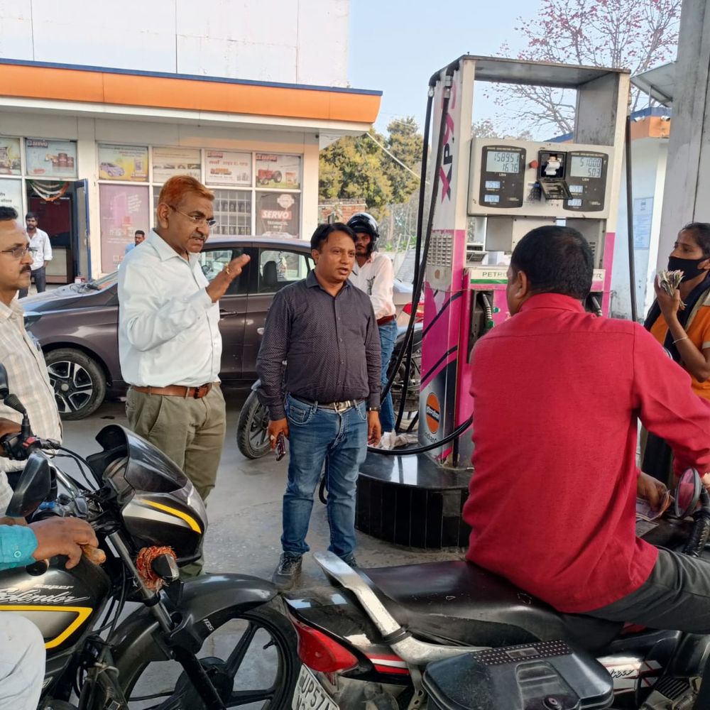 कुशीनगर में पेट्रोल-डीजल की अफवाह, पंपों पर लगी कतारें:प्रशासन ने कहा- तेल की पर्याप्त उपलब्धता, अफवाहों पर ध्यान न दें