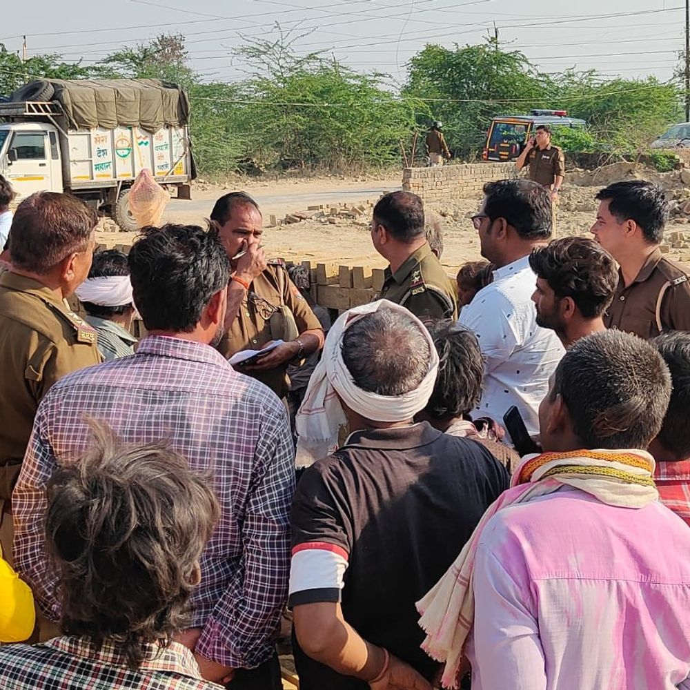 फिरोजाबाद में पिता के सामने चालक ने बेटे को रौंदा:सड़क पार कर रहा था आठ साल का बच्चा, सिर से उतरा गाड़ी का पहिया