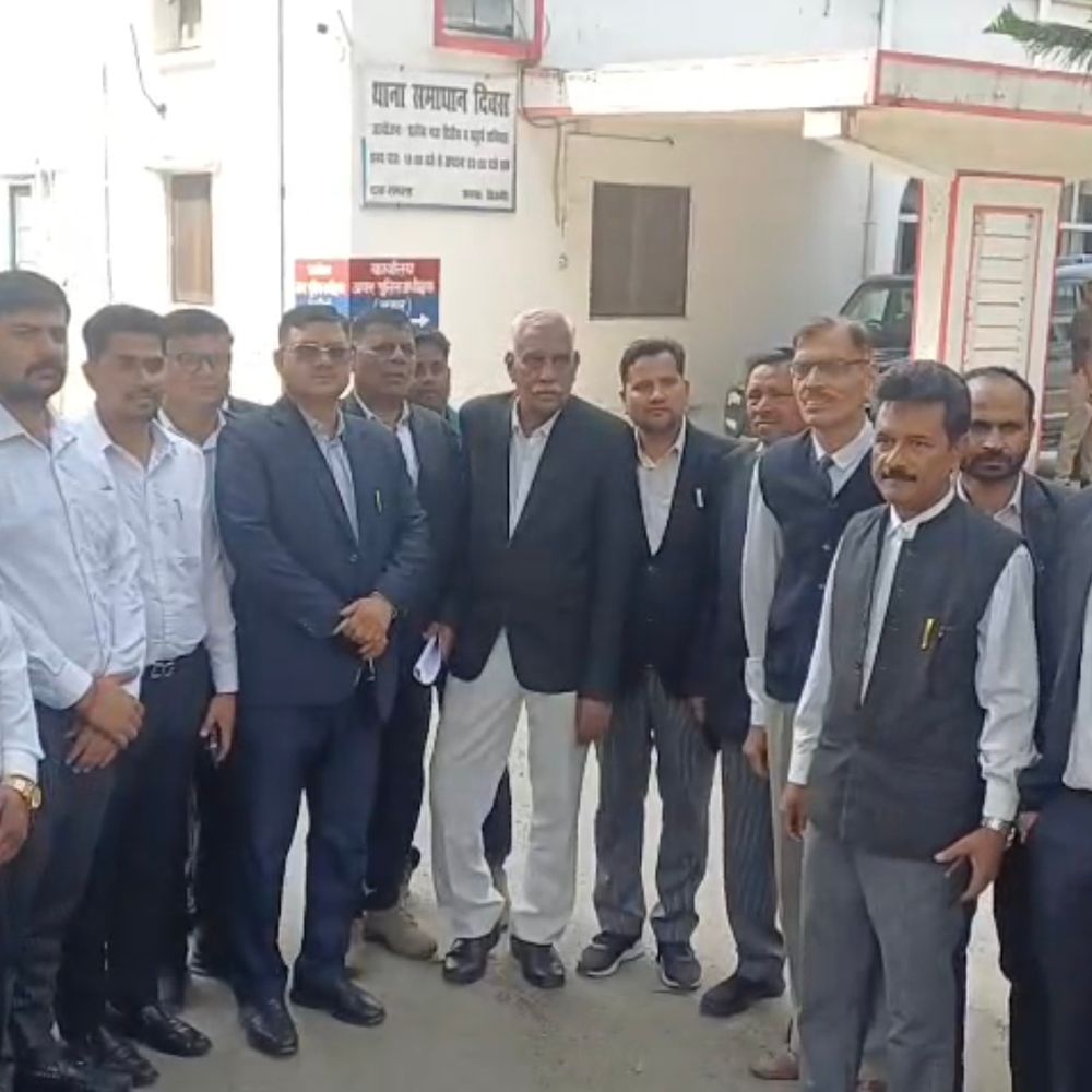 वकील और बेटे से मारपीट का आरोप:बिजनौर में पुलिसकर्मियों पर कार्रवाई की मांग, एसपी से मिले अधिवक्ता