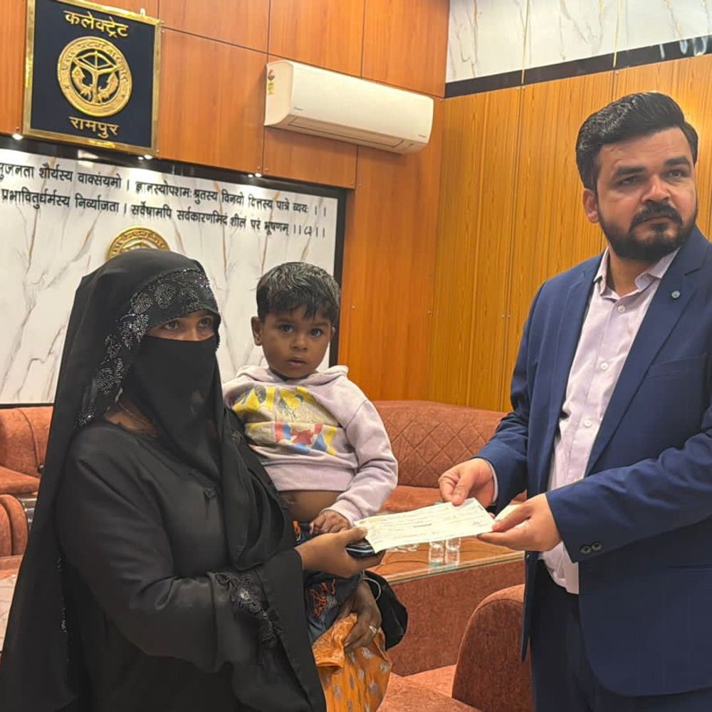 डीएम ने बीमार बच्चों के इलाज को दी आर्थिक मदद:जनता दर्शन में दो परिवारों को चाइल्ड केयर फंड से मिली सहायता