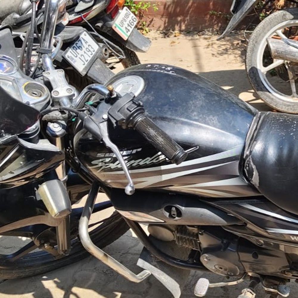 चंदौली पुलिस ने चोरी की बाइक बरामद की:तीन नाबालिग किशोर हिरासत में, जांच जारी