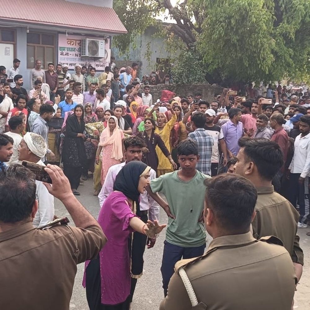 संभल में छात्र की मौत पर परिजनों ने जाम लगाया:ई-रिक्शा की टक्कर से हुई मौत, पुलिस ने 40 मिनट में जाम खुलवाया