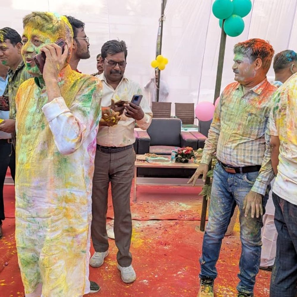 उन्नाव में पुलिसकर्मियों ने खेली होली, VIDEO:अधिकारियों और कर्मचारियों ने मनाई होली, एसपी बोले- भाईचारा बना रहना चाहिए