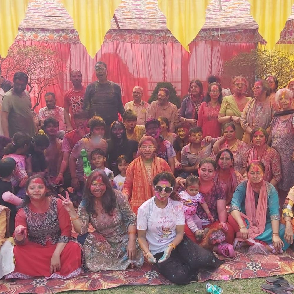 लखनऊ में जन कल्याण समिति ने रंगोत्सव मनाया:इंदिरा नगर के सेंट्रल पार्क में कॉलोनी के लोगों ने लिया हिस्सा