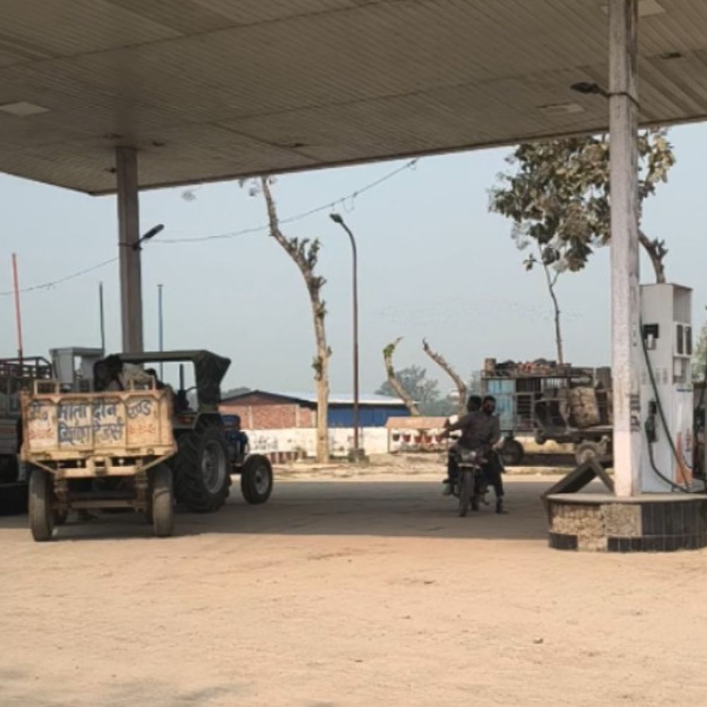 ईंधन कमी की अफवाहें, पेट्रोल पंपों पर बढ़ी भीड़:सिद्धार्थनगर में प्रशासन ने ड्रम-टैंकर में ईंधन देने पर लगाई रोक, गैस एजेंसियों को निर्देश