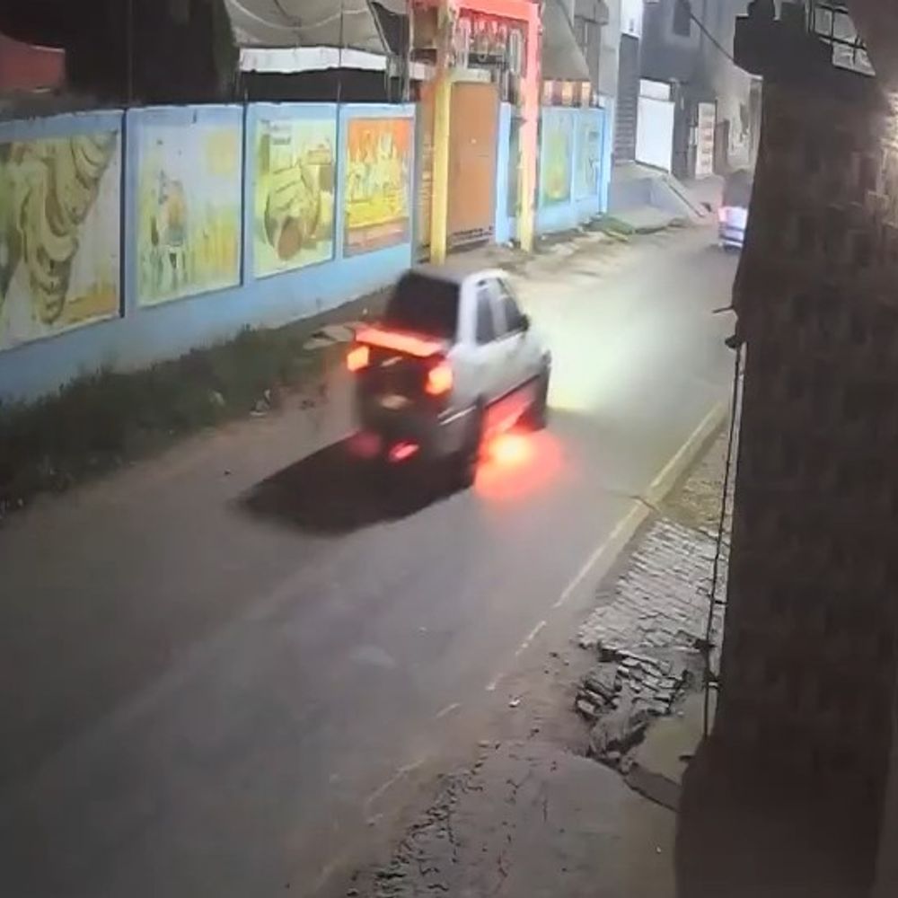 15 गाड़ियों की बैट्री चोरी, एक कार भी गायब:CCTV फुटेज में कार ले जाते दिखे चोर, खाली प्लॉट में खड़ी थीं गाड़ियां