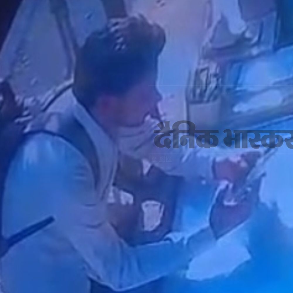 इटावा में साइबर ठगी, दुकानदार से 5,052 रुपये ठगे:क्यूआर कोड लगाने के बहाने ली बैंक खाते की ओटीपी, आरोपी CCTV में कैद