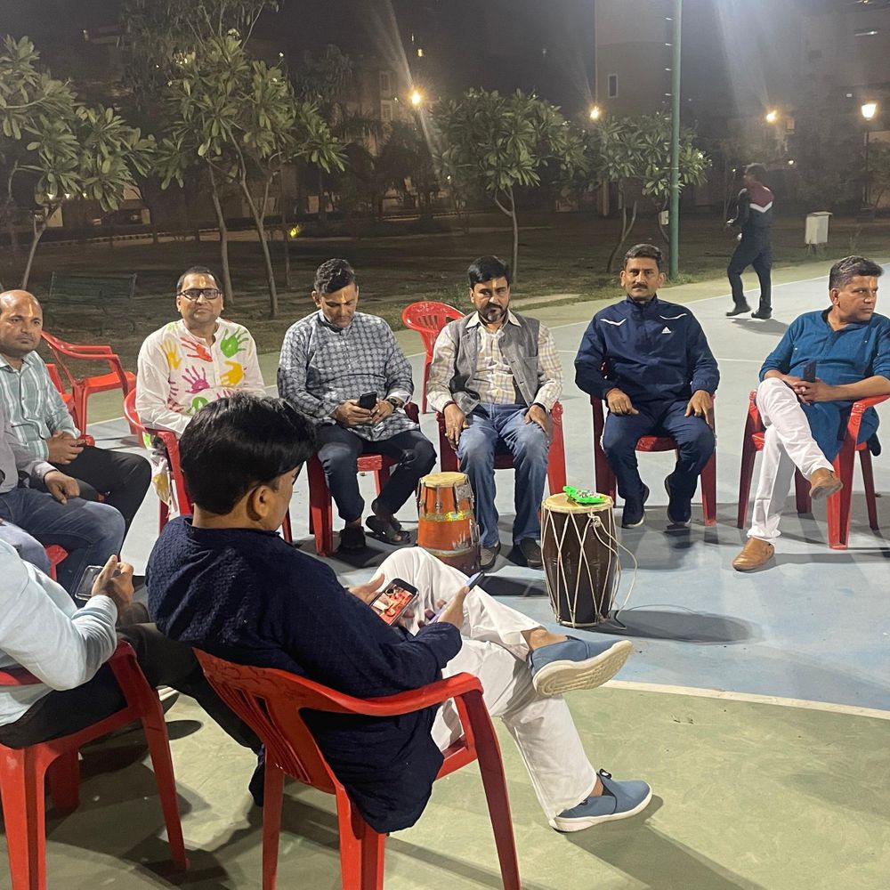 गोमती ग्रीन सोसायटी में होली मिलन:प्रबुद्ध समाज ने सनातन धर्म मंच के सहयोग से किया आयोजन