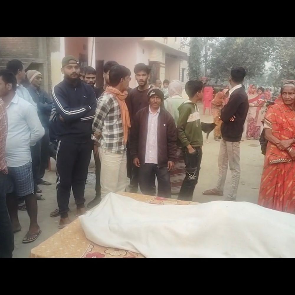 महराजगंज में सुनसान मकान के सामने मिला महिला का शव:सुबह टहलने निकले ग्रामीणों ने देखा; पुलिस ने पोस्टमार्टम के लिए भेजा, गांव में सनसनी