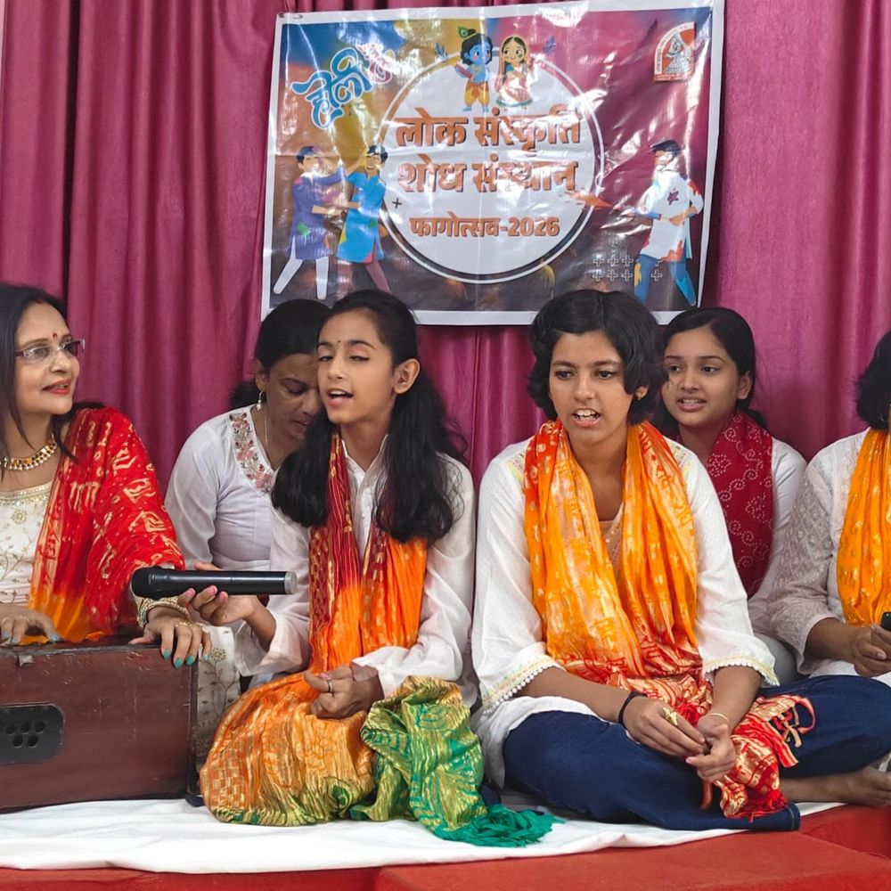 लखनऊ के लिटिल चैंप्स स्कूल में फागोत्सव:शृंखला के तहत होली संगीत बैठकी का आयोजन