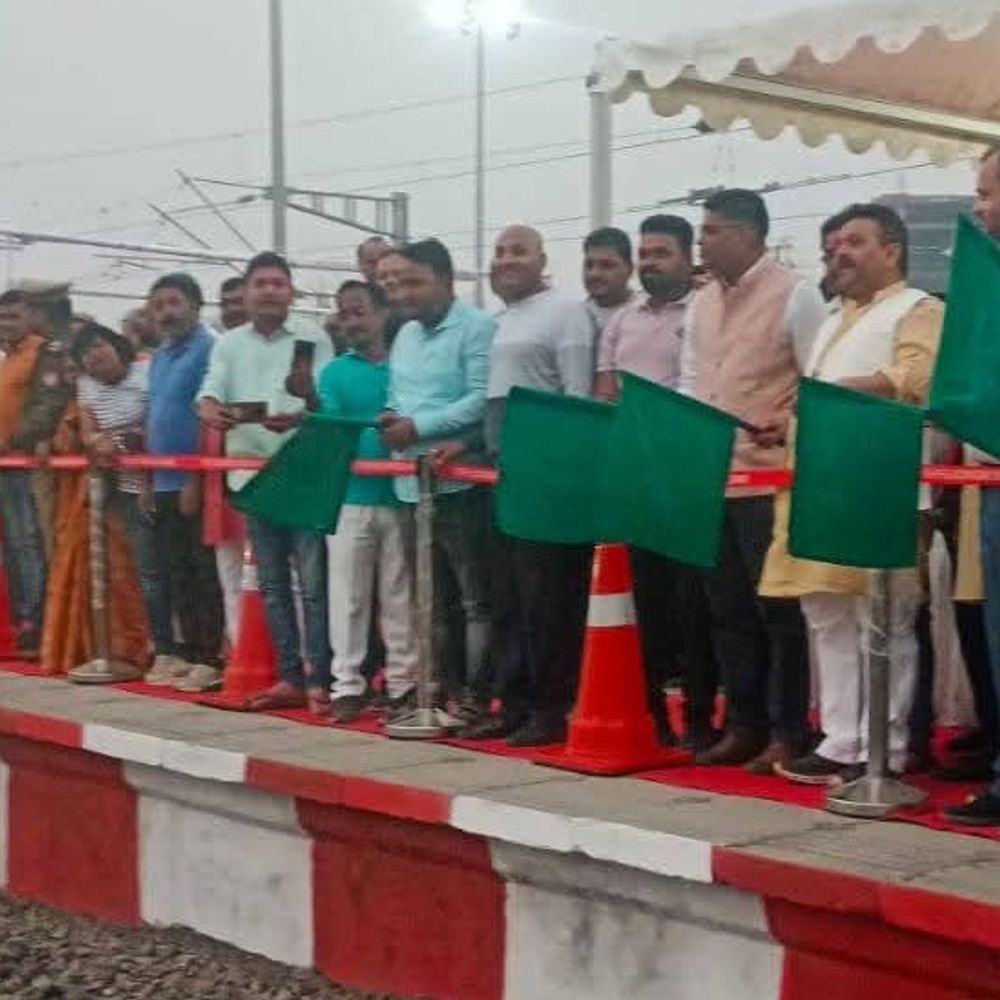 शिवपुर स्टेशन पर वरुणा एक्सप्रेस का ठहराव शुरू:मंत्री रविन्द्र जायसवाल ने हरी झंडी दिखाकर ट्रेन को किया रवाना