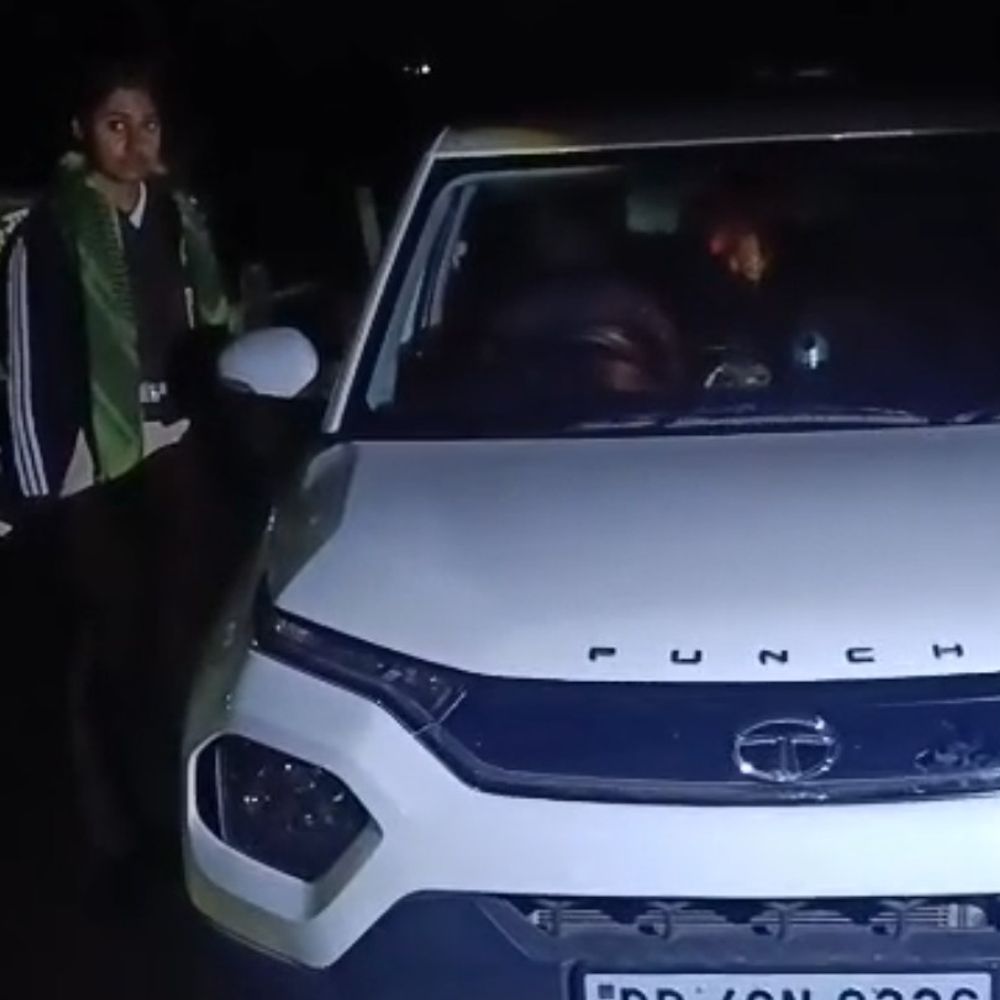 पिस्टल लहराता युवक पुलिस को धक्का देकर फरार:  जमुई में कार से हथियार-कारतूस बरामद, आरोपी गब्बर सिंह के नाम पर गाड़ी – Jamui News