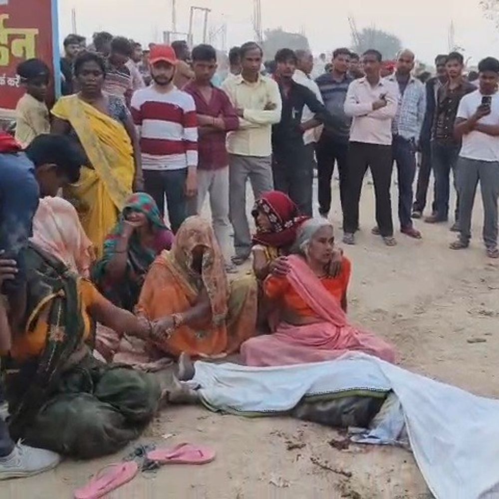 इकदिल में ट्रक ने बुजुर्ग को कुचला:मानिकपुर चौकी के पास सड़क हादसे में मौके पर मौत, ग्रामीणों ने लगाया जाम