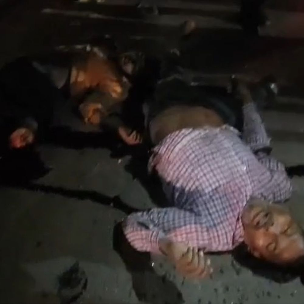 अज्ञात वाहन ने ऑटो को रौंदा, बेटे की मौत:पिता गंभीर घायल, हायर सेंटर रेफर; एटा में घर लौटते समय हुआ हादसा