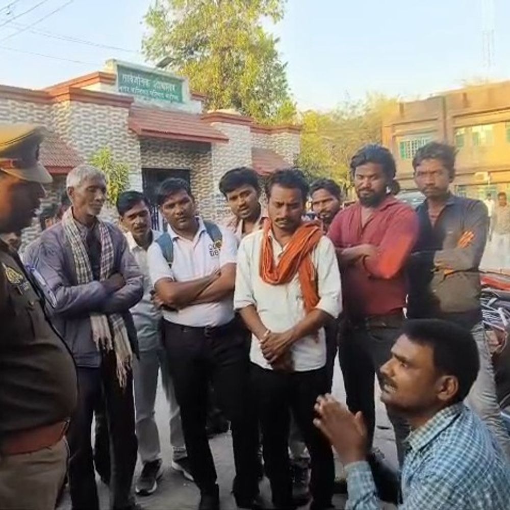 महोबा अस्पताल में बाइक चोरी की कोशिश:तीमारदारों ने आरोपी को पकड़ा, पुलिस को सौंपा