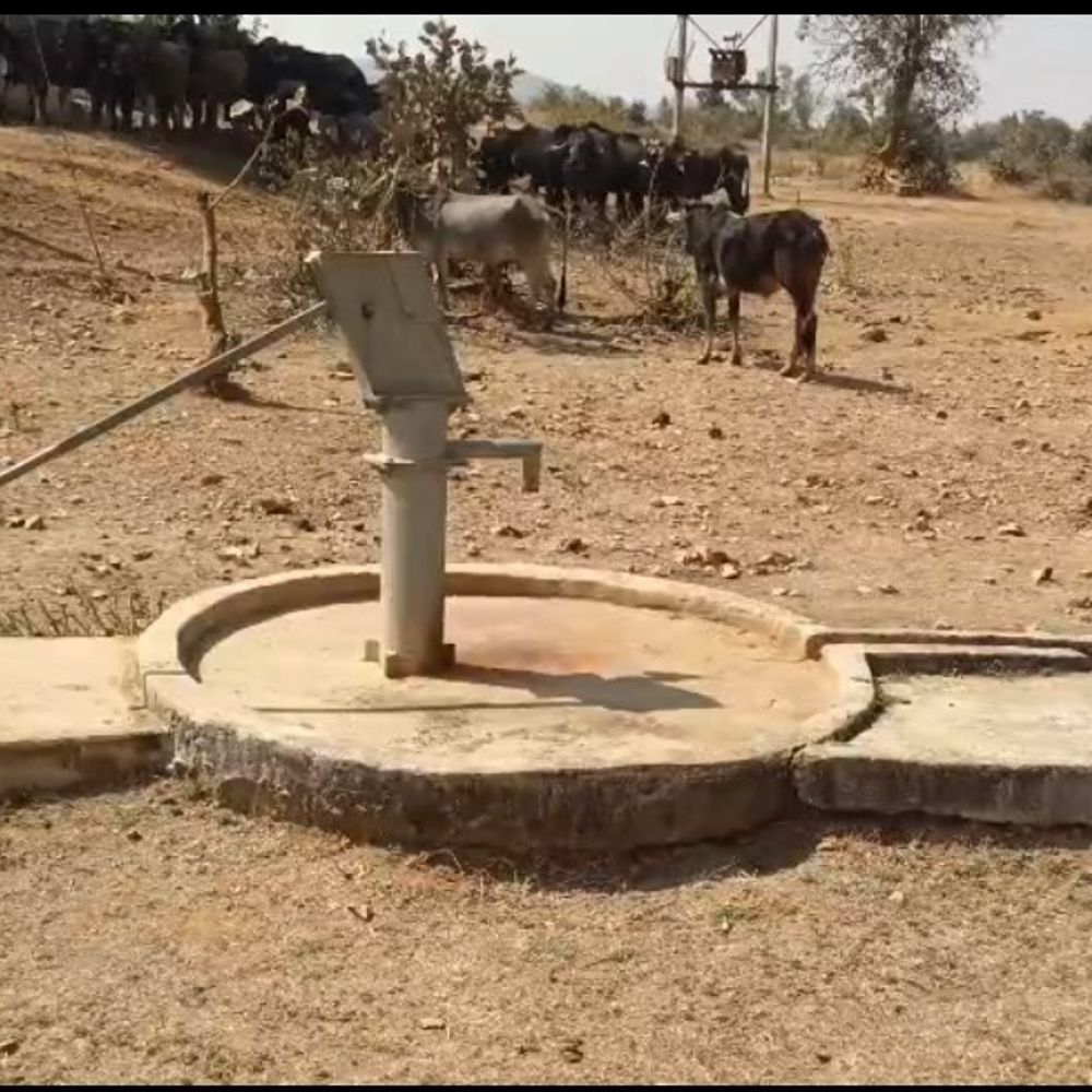 उमरिया में PHE ने बनाया पेयजल कंट्रोल रूम:  निगरानी अधिकारी के मोबाइल बंद; हैडपंप-नल जल योजना की व्यवस्था पर सवाल – Umaria News