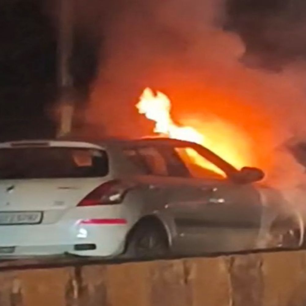 शाहजहांपुर में खड़ी कार में लगी आग:मरीज को अस्पताल में भर्ती कराने के बाद हुई घटना