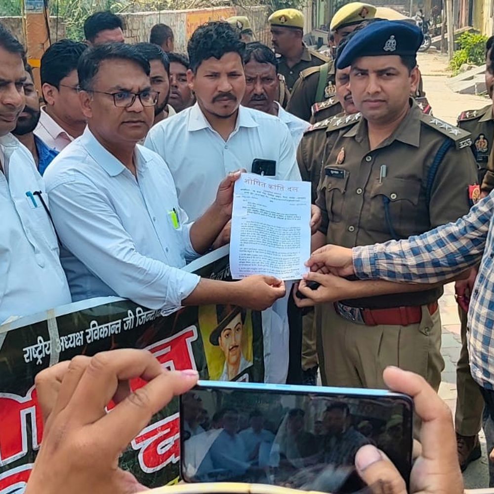 शोषित क्रांति दल ने निकाला जुलूस:हापुड़ में पुलिस से नोकझोंक, सीओ ट्रैफिक को ज्ञापन दिया