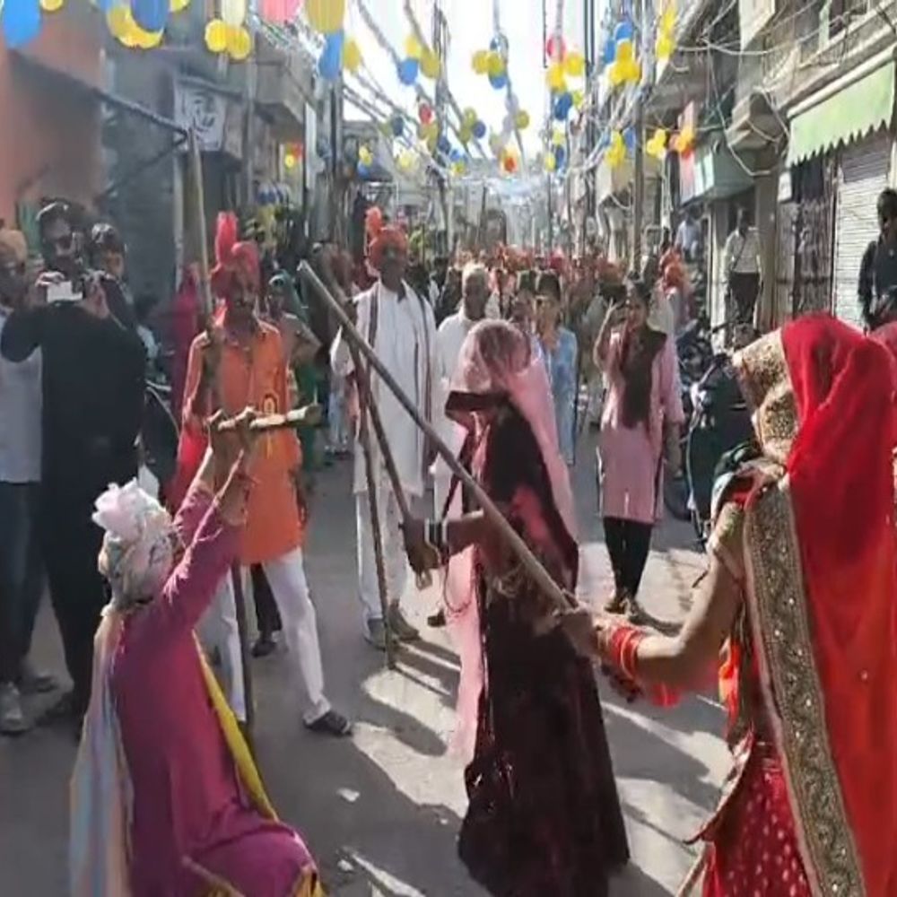 होली के बाद हुरंगा:वृंदावन के बड़े दाऊजी मंदिर में हुरंगे की धूम, हुरियारिनों ने प्रेम की लाठियों से किया हुरियारों का 'सत्कार'