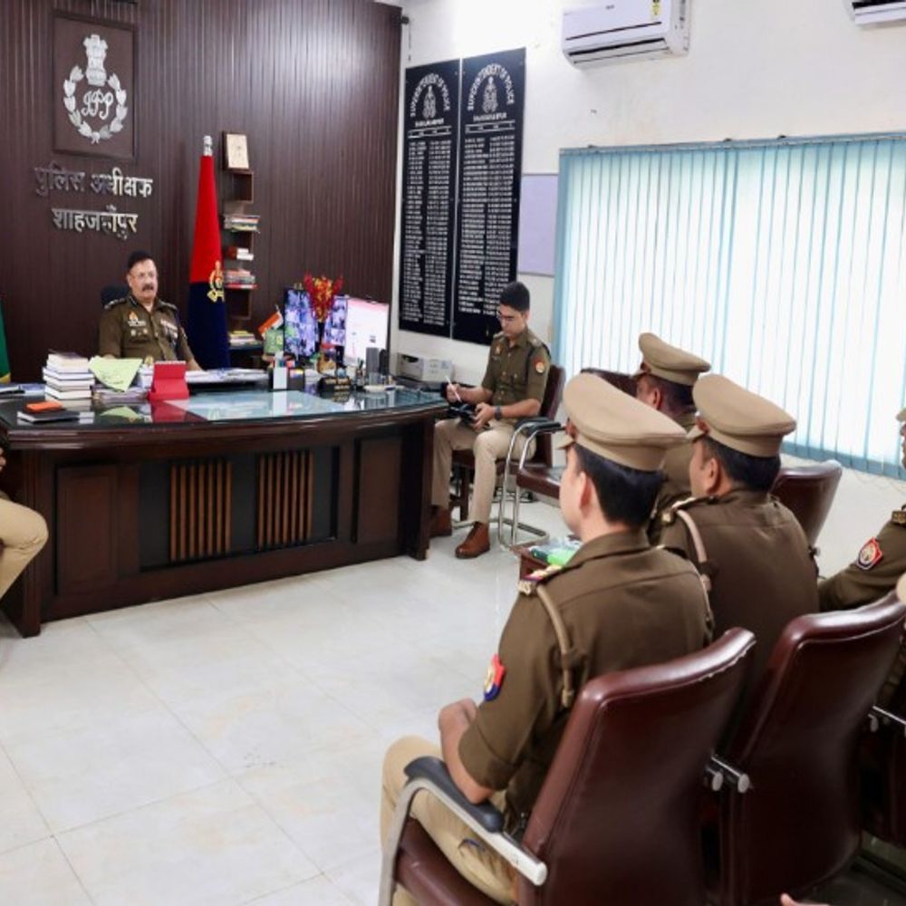 लाट-साहब जुलूस संपन्न होने के बाद एसपी ने की समीक्षा:शाहजहांपुर में थाना प्रभारियों को दिए आगामी त्योहारों के लिए दिशा-निर्देश