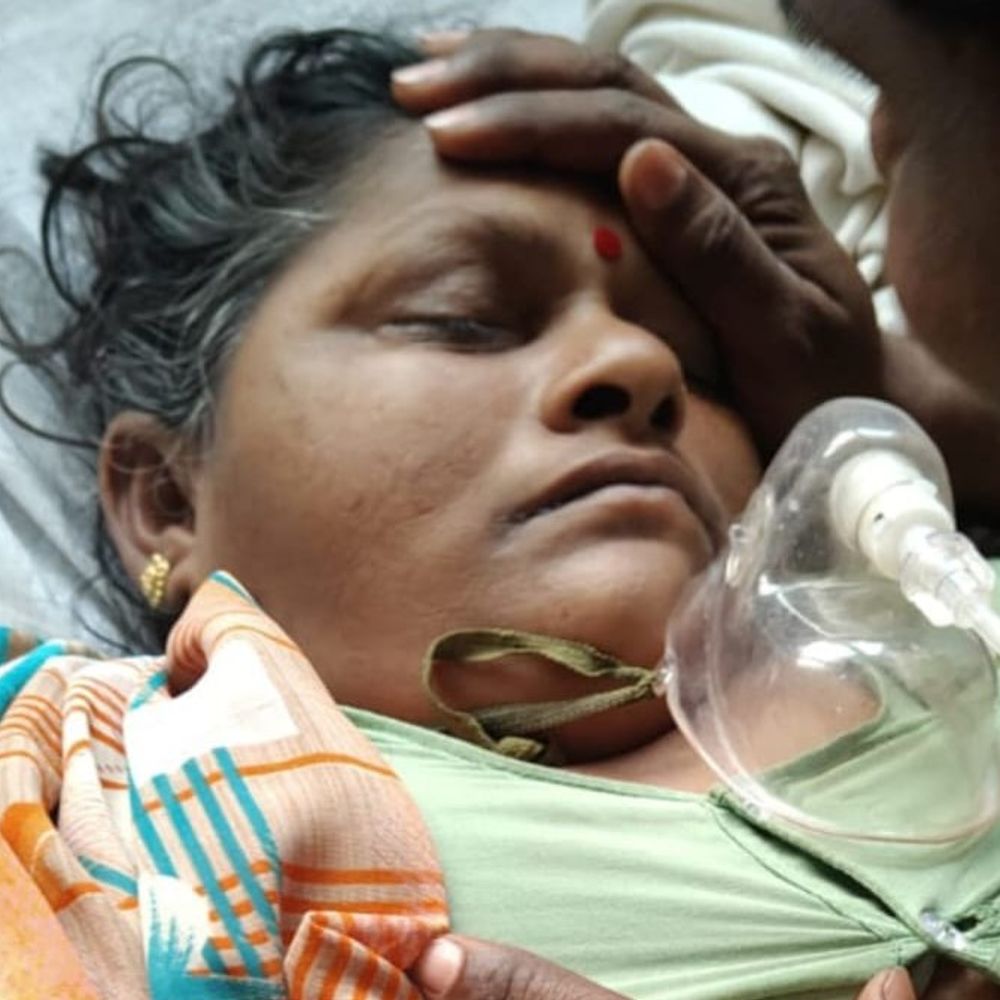 गाजीपुर मेडिकल कॉलेज में लापरवाही, महिला की मौत:ड्यूटी छोड़ यूट्यूब देखता रहा स्टॉफ, घर वाले मांगते रहे मदद