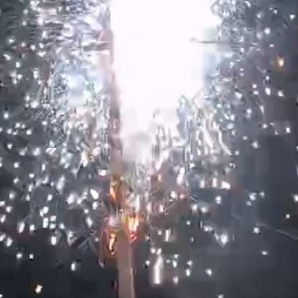 बलौदाबाजार में बिजली पोल से निकली चिंगारी:  तार में शॉर्ट सर्किट से क्षेत्र की बिजली गुल, जर्जर तारों को तुरंत बदलने की मांग – baloda bazar News