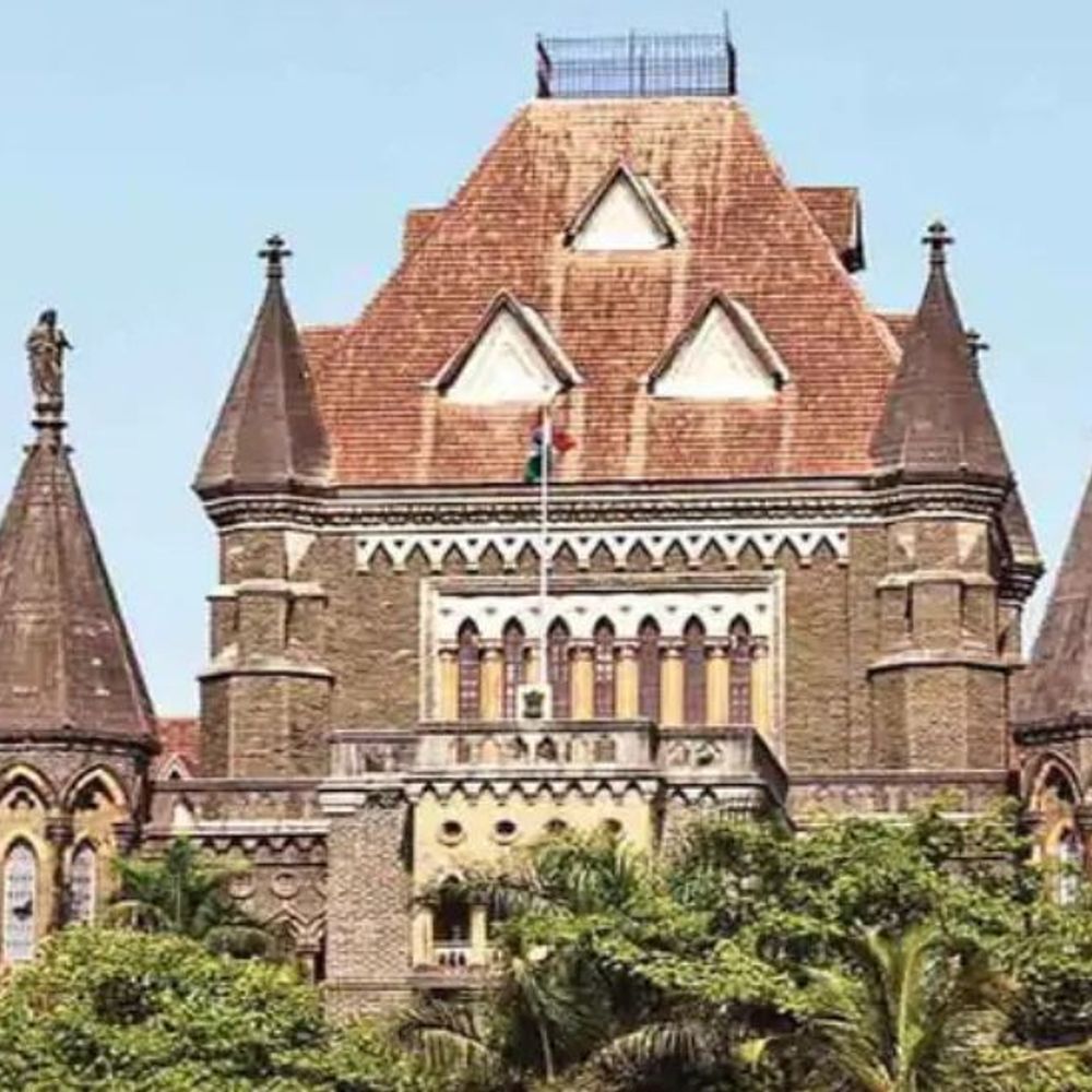 बॉम्बे हाईकोर्ट ने कहा- सिर्फ वॉट्सएप चैट से तलाक नहीं:पत्नी पर क्रूरता के आरोप साबित करने होंगे; फैमिली कोर्ट का आदेश रद्द किया