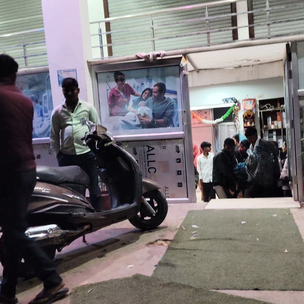 सीतापुर में ऑपरेशन के बाद प्रसूता की मौत पर हंगामा:परिजनों ने डॉक्टरों पर लापरवाही का आरोप लगाया, परिजन बिना पोस्टमार्टम ले गए शव