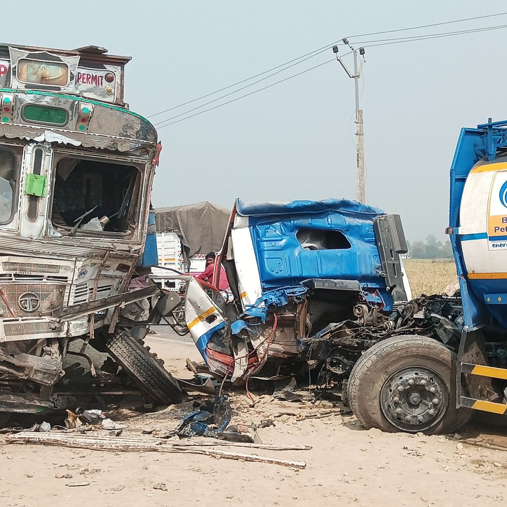 टैंकर-ट्रक की टक्कर में ड्राइवर और खलासी की मौत:देवरिया में पहले पिकअप वाहन से टकराई, फिर भारत पेट्रोलियम की लोडेड ट्रक से हुई भिड़ंत, कैबिन क्षतिग्रस्त