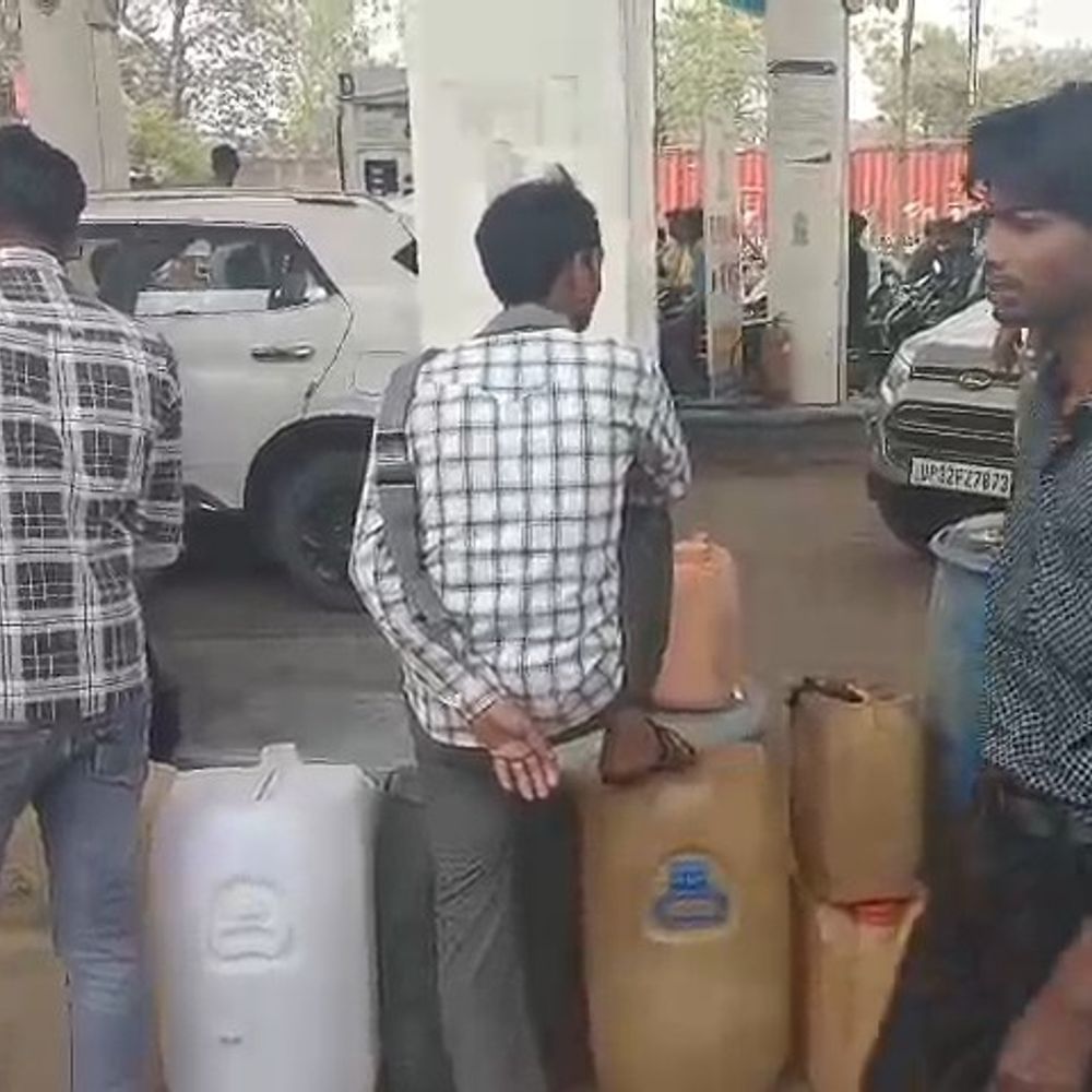 सीतापुर में पेट्रोल-डीजल की कमी की अफवाह, पंपों पर भीड़:डीएम ने खंडन किया, बोले- आपूर्ति पर्याप्त, अफवाह फैलाने पर होगी कार्रवाई