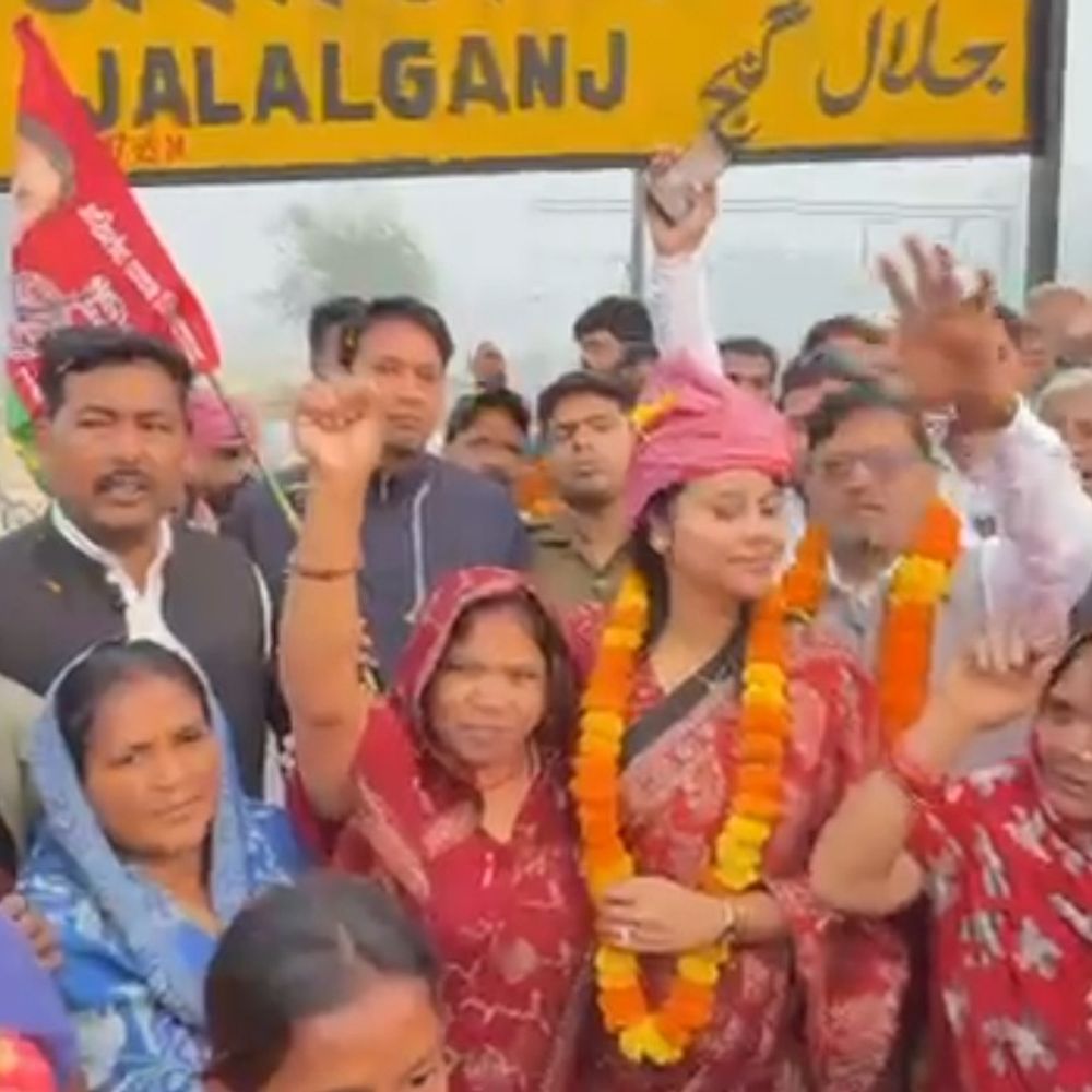लखनऊ-वाराणसी शटल एक्सप्रेस का जलालगंज में ठहराव शुरू:जौनपुर में सांसद प्रिया सरोज ने हरी झंडी दिखाकर ट्रेन को रवाना किया