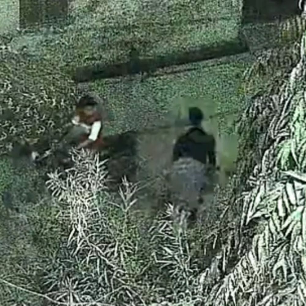 बरेली में घर के बाहर फायरिंग, CCTV:बाइक सवार तीन बदमाशों ने आधी रात वारदात को दिया अंजाम